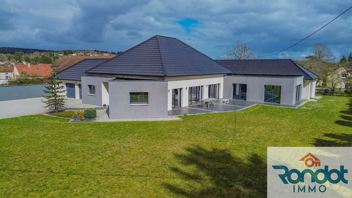 Maison 10 pièces / 6 chambres / 380 m2 / 2045 m2 terrain + piscine intérieur - photo 16
