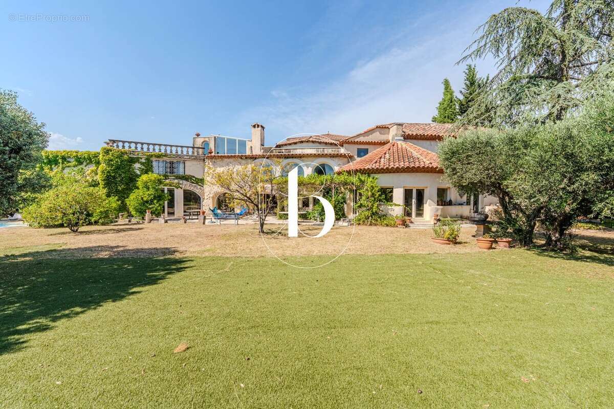UZÈS  Propriété de caractère aux volumes spectaculaires, jardin paysager et piscine - photo 3
