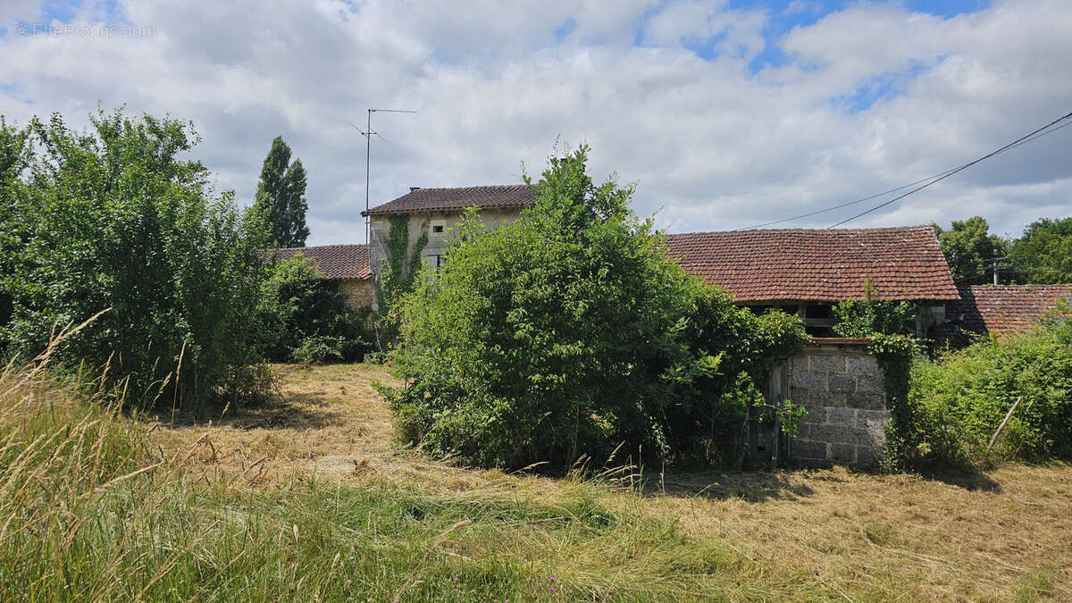 Maison ancienne avec dépendances et terrain à rénover - photo 3