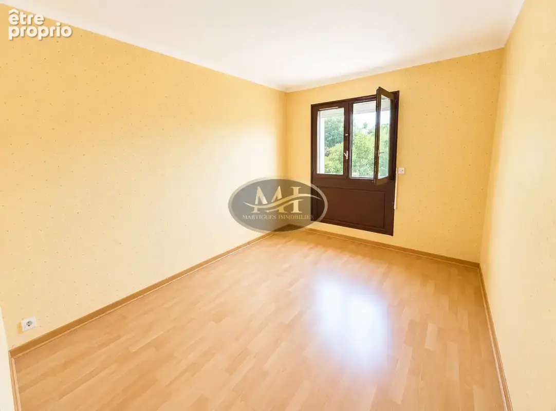 T4 de 85 m2 avec balcon, parking privatif et fort potentiel   Centre-ville de Martigues - photo 9