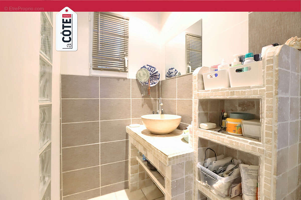 Maison à SAINT-MITRE-LES-REMPARTS