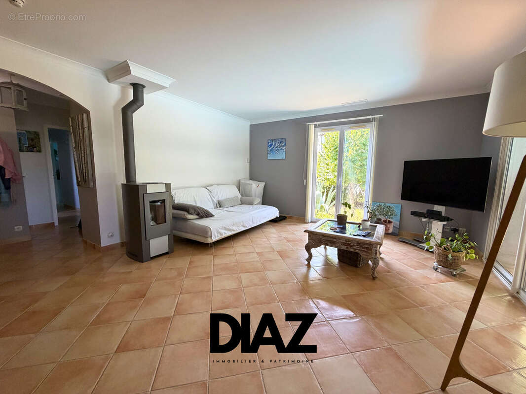 SAINT-CHAPTES   Villa de plain-pied 6 pièces de 120 m2 avec piscine et jardin paysagé - photo 5