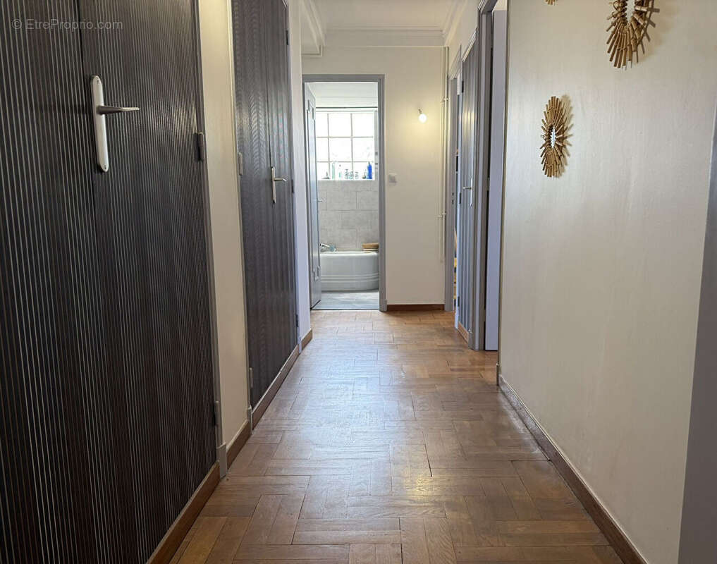 Appartement traversant de 103 m² avec terrasse garage parquets proche centre-ville et canal - photo 10