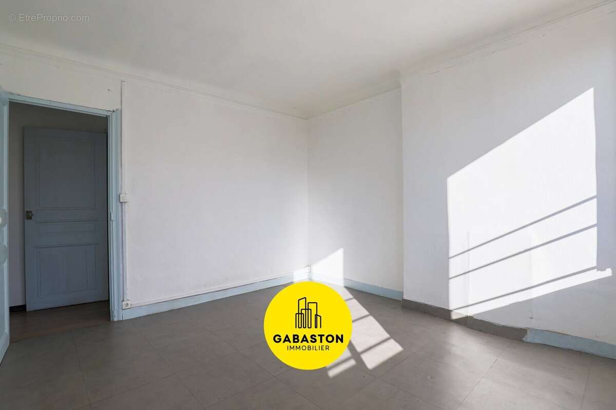 Appartement à MARSEILLE-1E