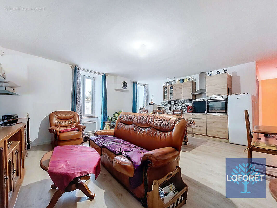 Immeuble de rapport avec local commercial et appartement Centre-bourg - photo 3