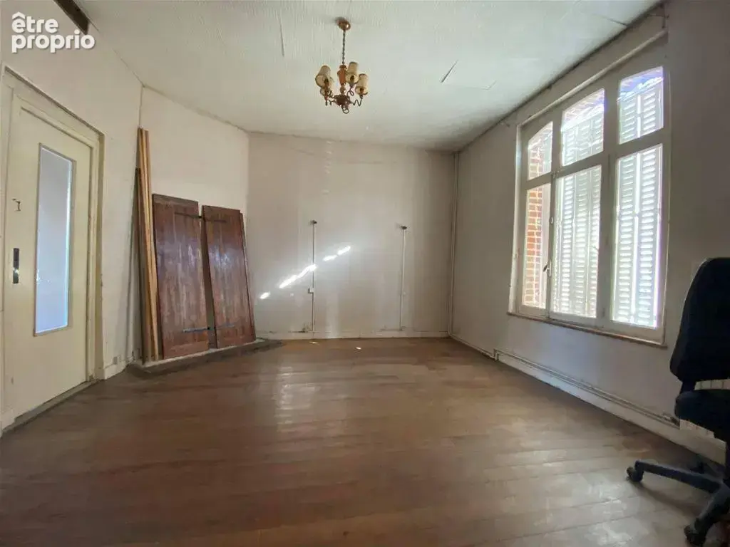 Toujours au rez-de-chaussée, une première chambre de 17 m²