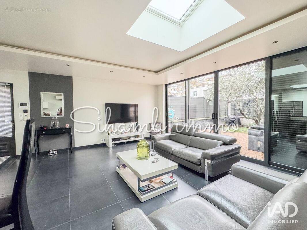 Photo 1 - Commerce à SAINT-MAUR-DES-FOSSES