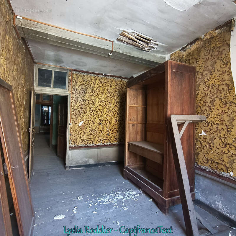 Maison à colombage - 240 m2 à rénover sur 5 niveaux à Maringues-63350 - photo 6