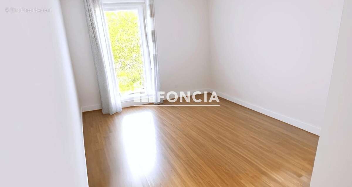 Comme une petite maison : 2 pièces avec 110 m² de jardin privatif, terrasse et 2 parkings boxable en sous-sol - photo 5