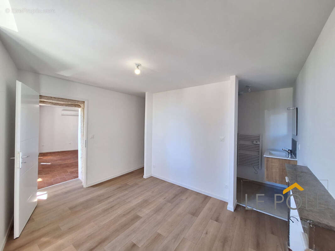 Appartement à SUZE-LA-ROUSSE