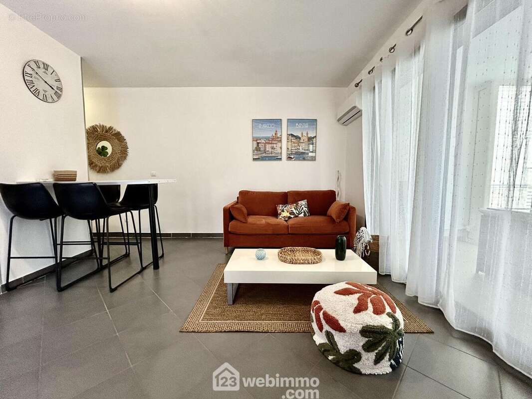 Une pièce de vie de 19 m2 - Appartement à PENTA-DI-CASINCA