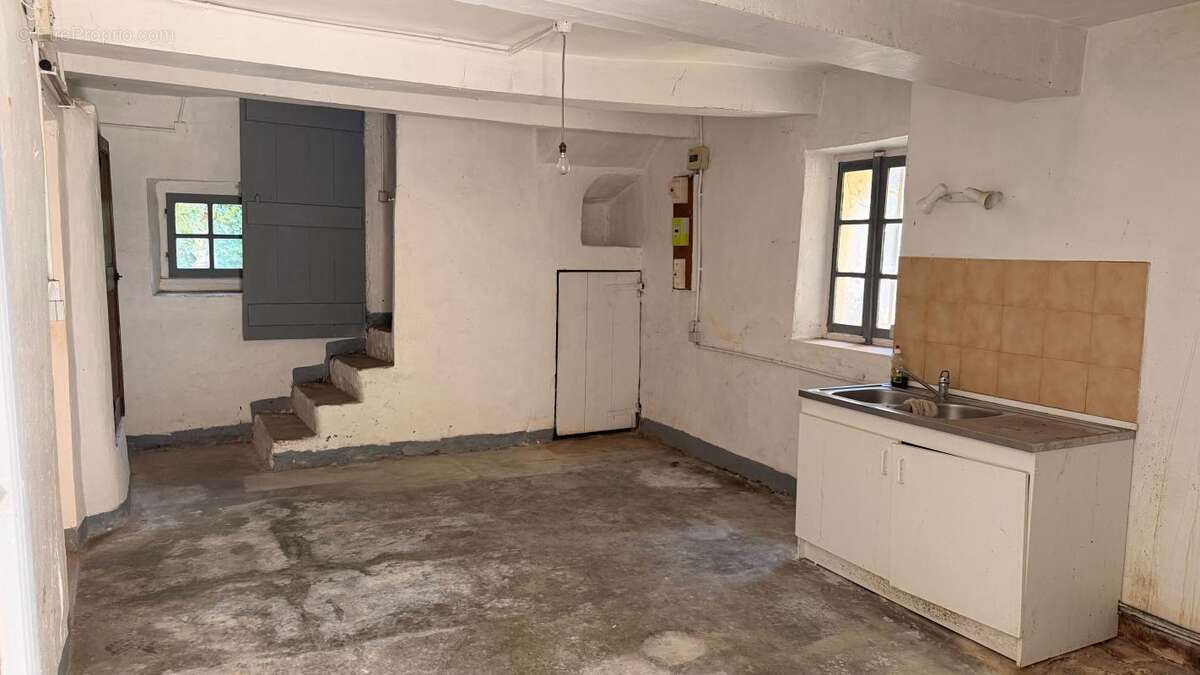 Maison À Vendre - 5 pièces - 3 chambres - Cour intérieure - photo 3
