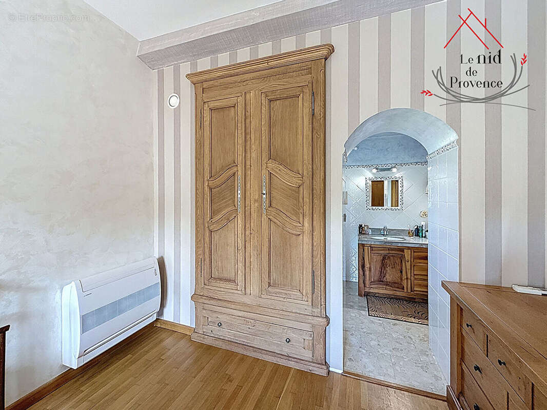 Maison à LA ROQUE-SUR-PERNES