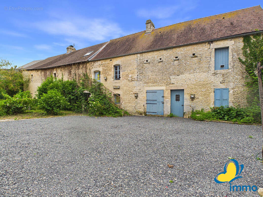 Maison en pierre rénovée avec beau terrain! - photo 2