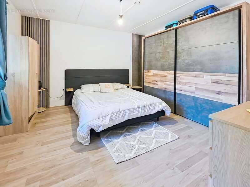 Maison en pierre rénovée avec dépendances –  Terrain de 2 200 m² - photo 9