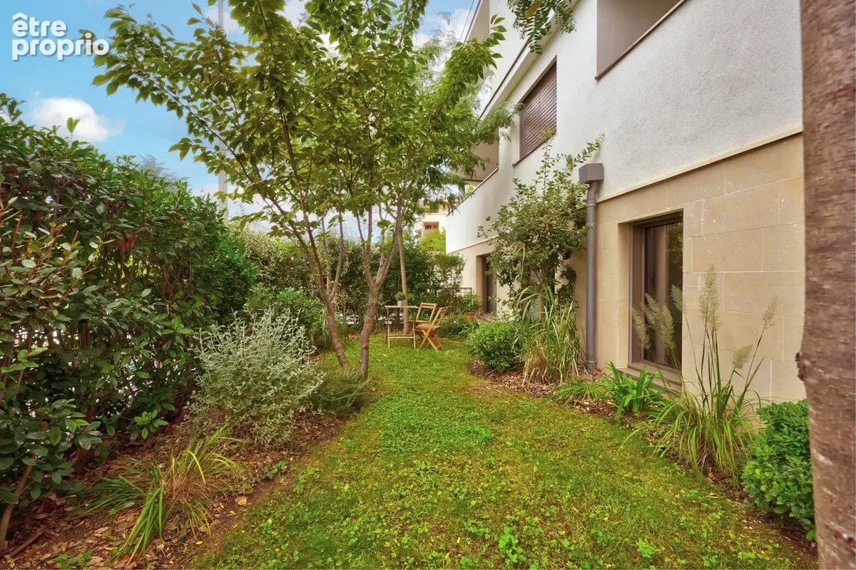 Lyon 4 Chazière - grand standing- T5 esprit maison avec un jardin clos paysagé de 153m² - photo 8