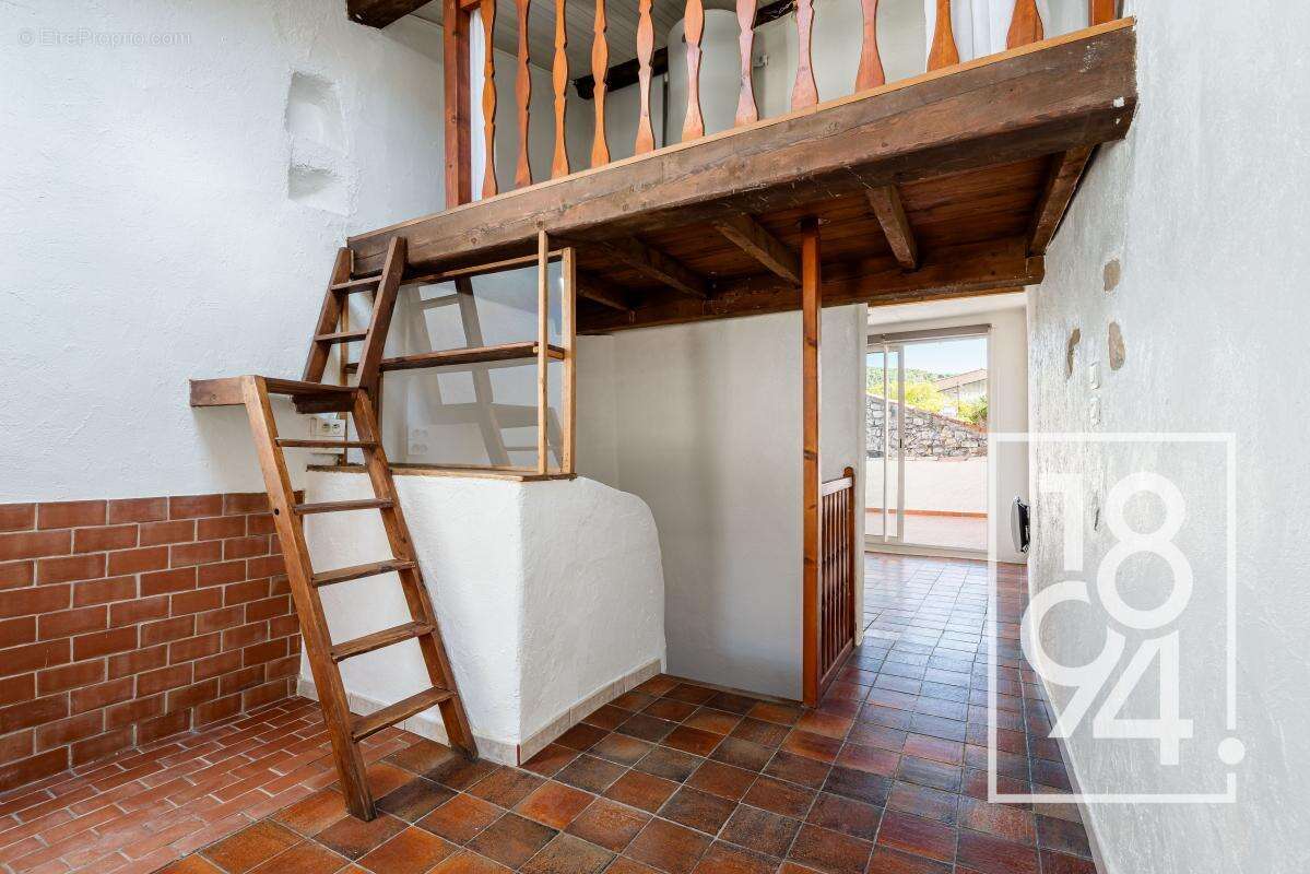 Appartement à CEYRESTE