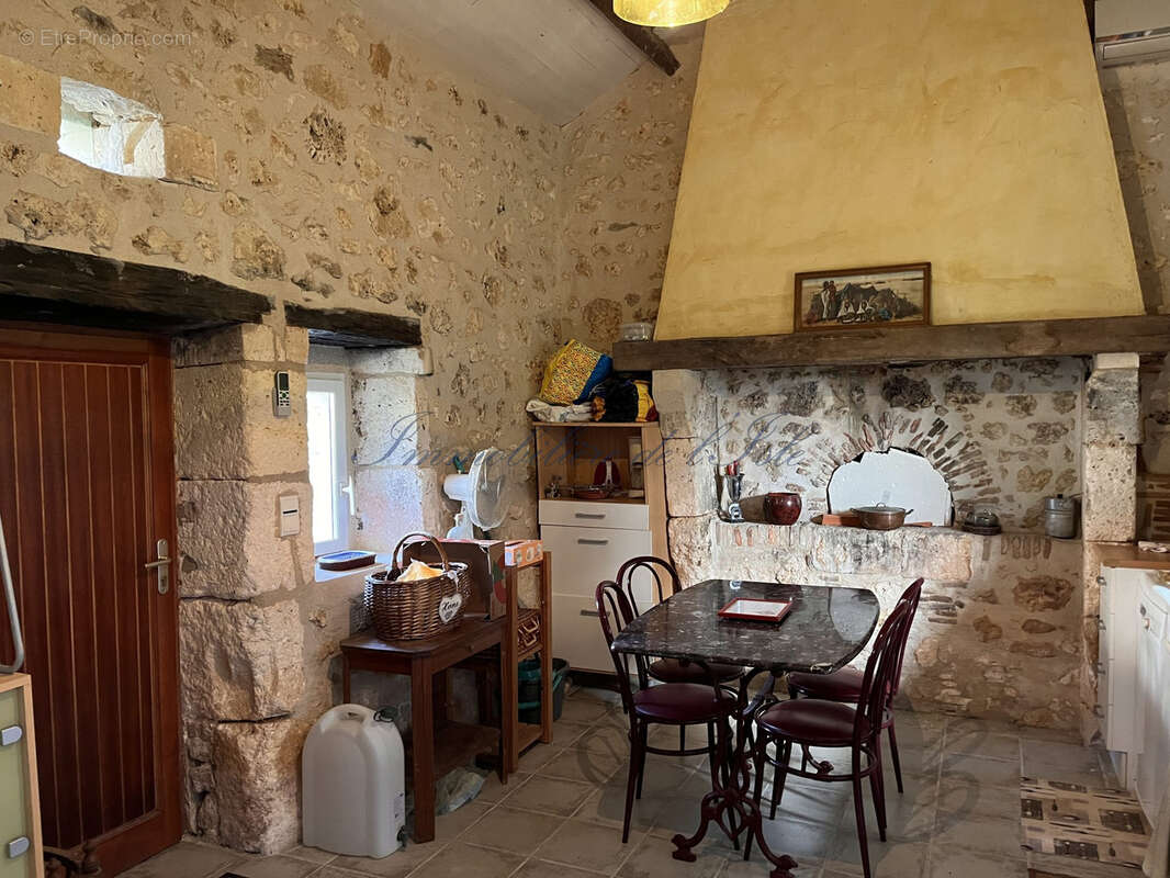 Maison à LEGUILLAC-DE-CERCLES