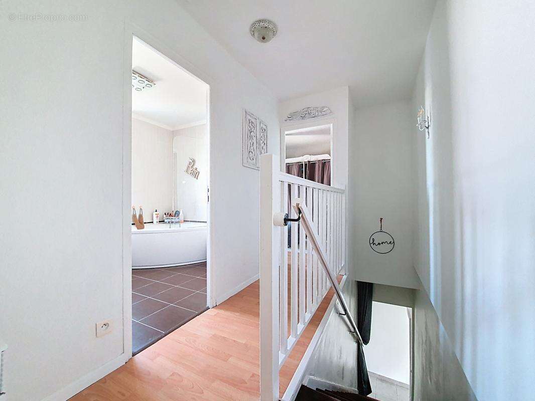 Maison - Mitoyenne - Entièrement rénovée -  Chambres - Terrasse - Jardin - Proche commodités - photo 18