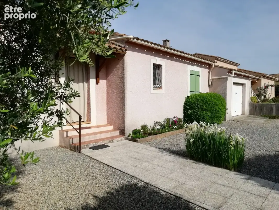 Maison de plain-pied avec jardin arboré, terrasse et dépendance - photo 2