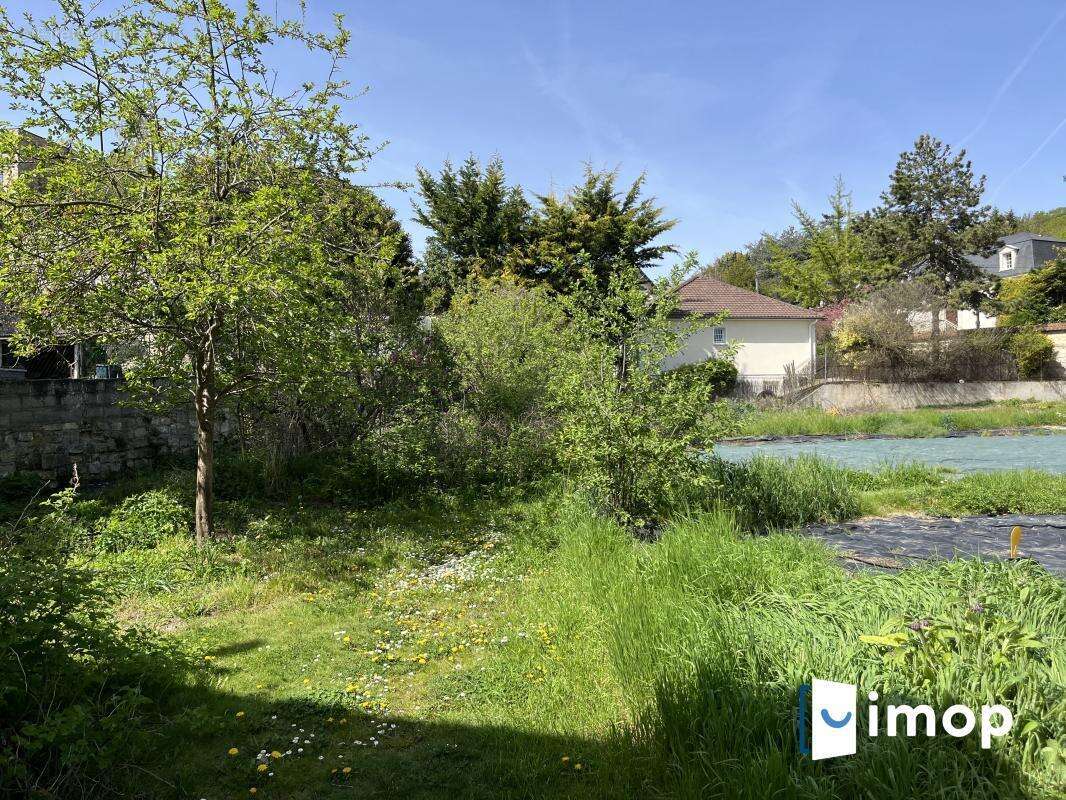 Terrain à LE MESNIL-LE-ROI