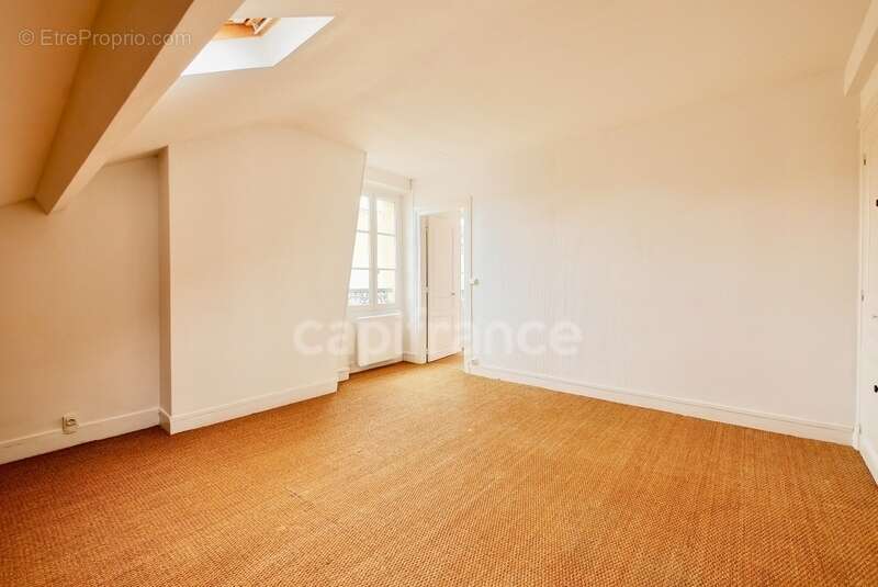 VERSAILLES CHANTIERS – Appartement lumineux 60 m² (70 m² utiles) proche gare, cave et local vélo - photo 4