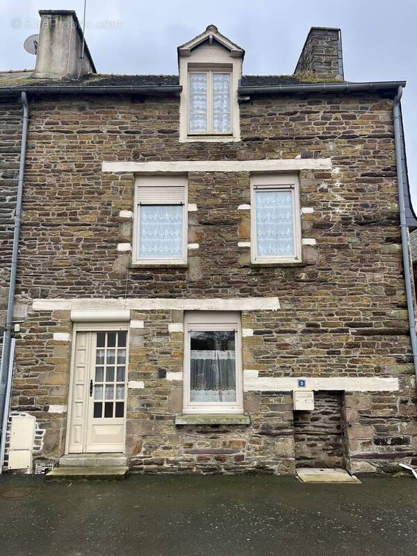 Maison à NEANT-SUR-YVEL