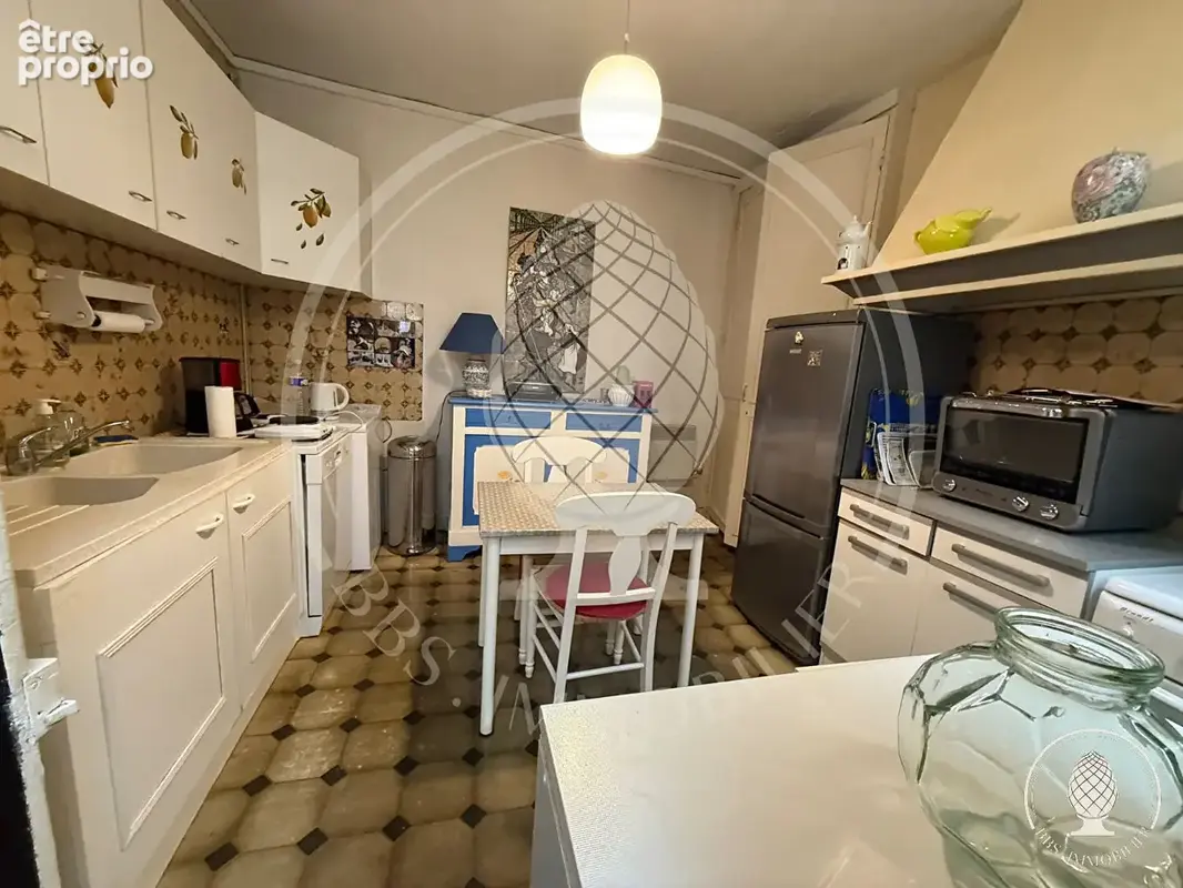 Immeuble à rénover en hypercentre de La Rochelle - Référence NB492 - photo 2