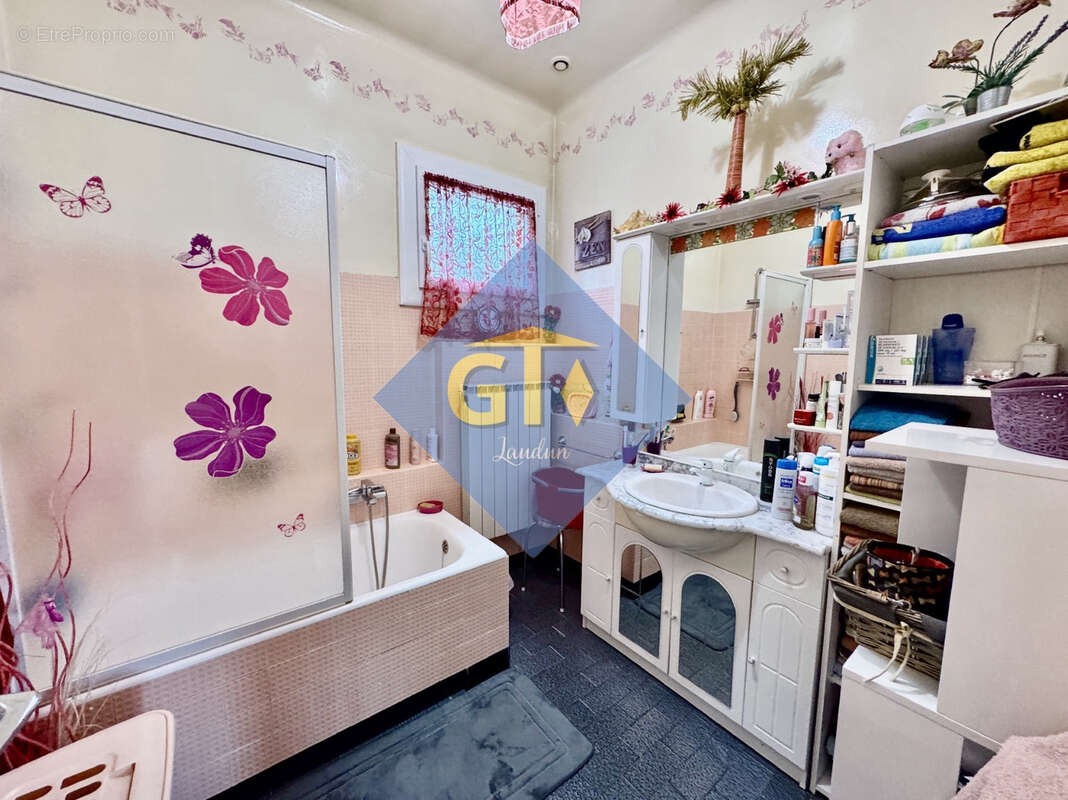 Maison à LAUDUN-L&#039;ARDOISE