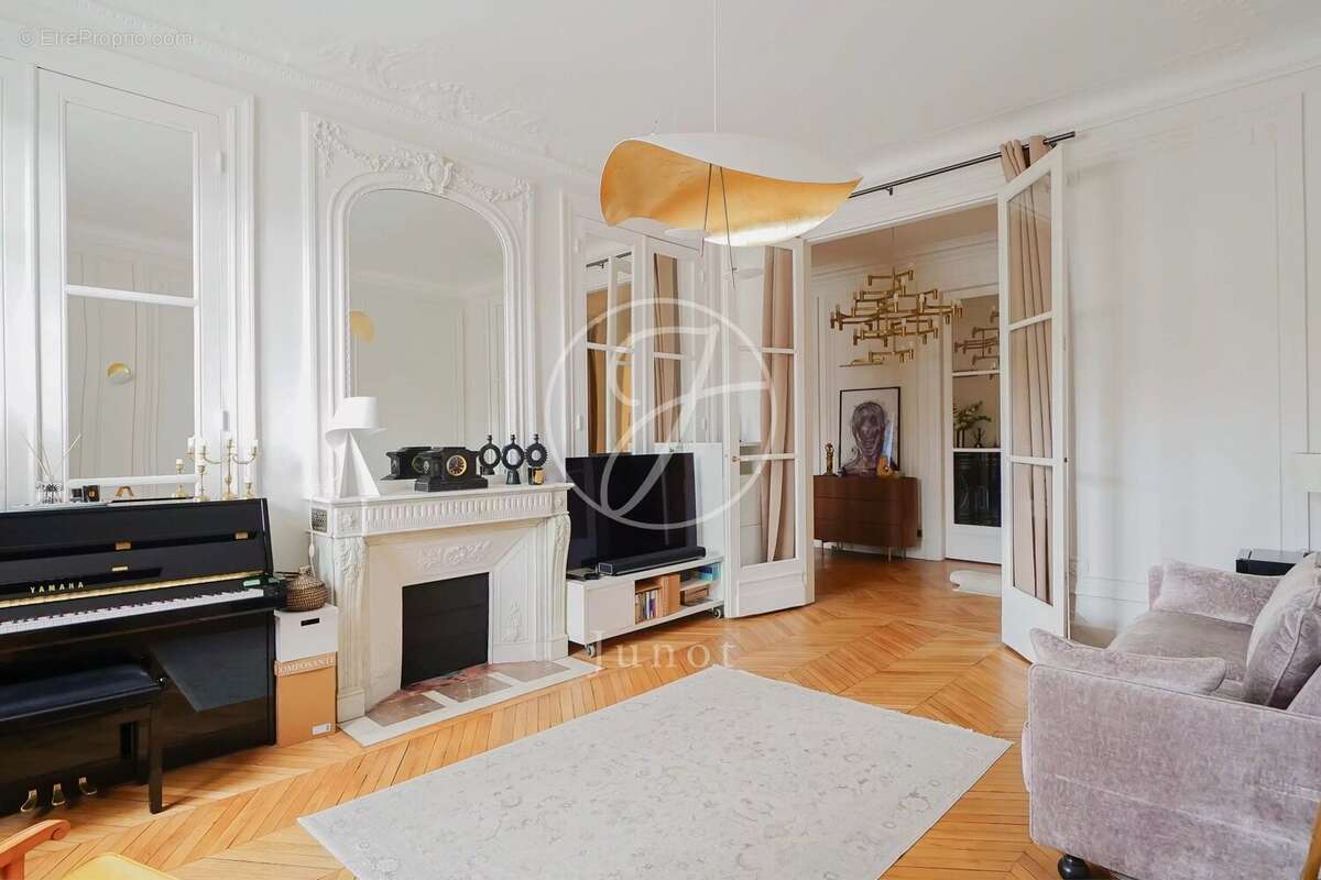 Commerce à PARIS-6E