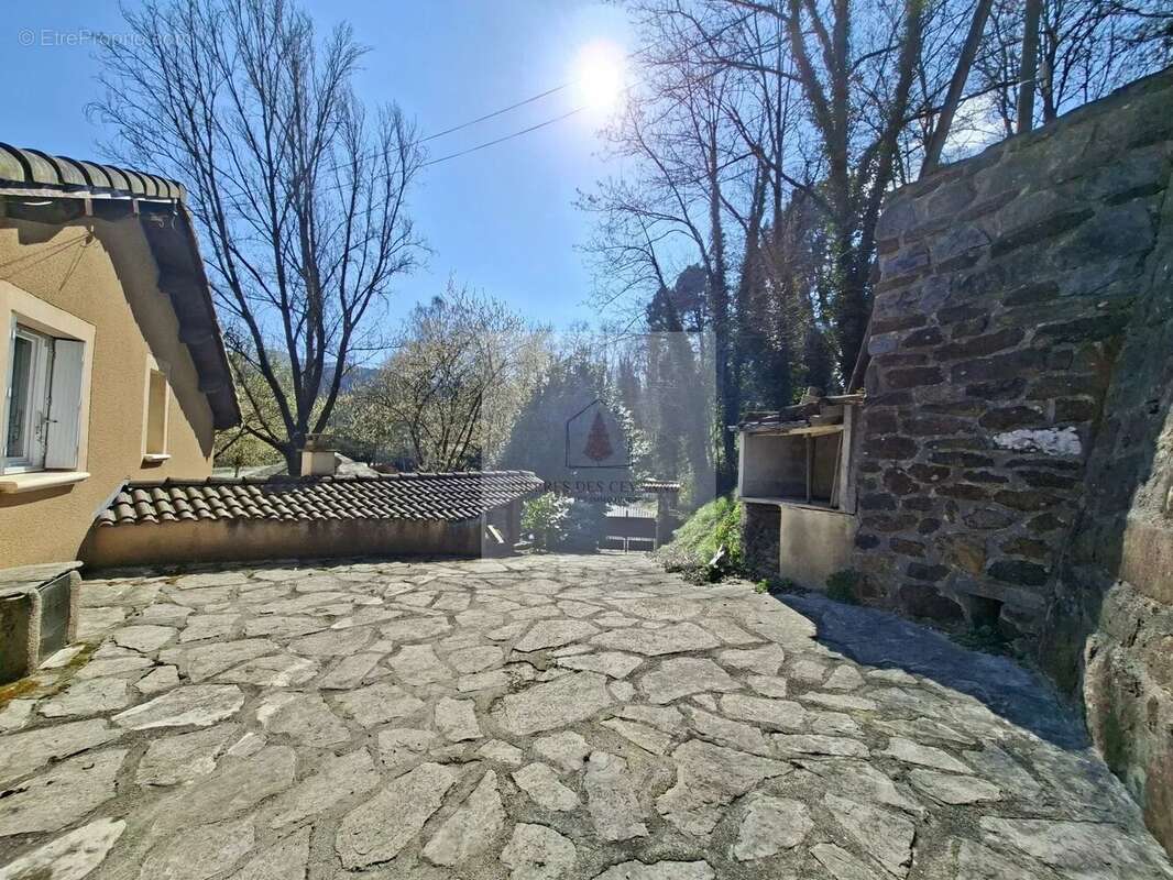 Maison à LE COLLET-DE-DEZE