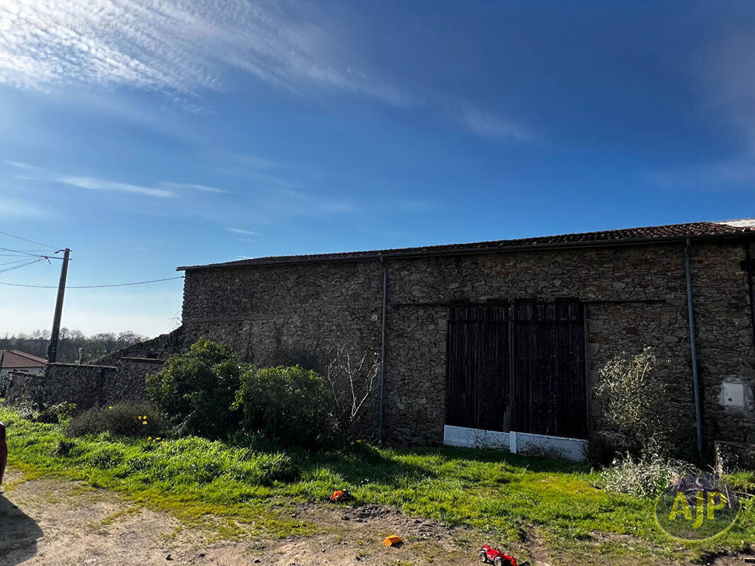 Maison à SAINT-MACAIRE-EN-MAUGES