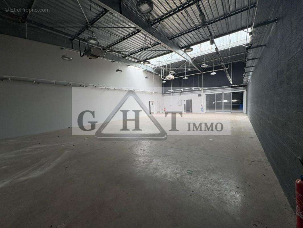 Commerce à VAUX-LE-PENIL