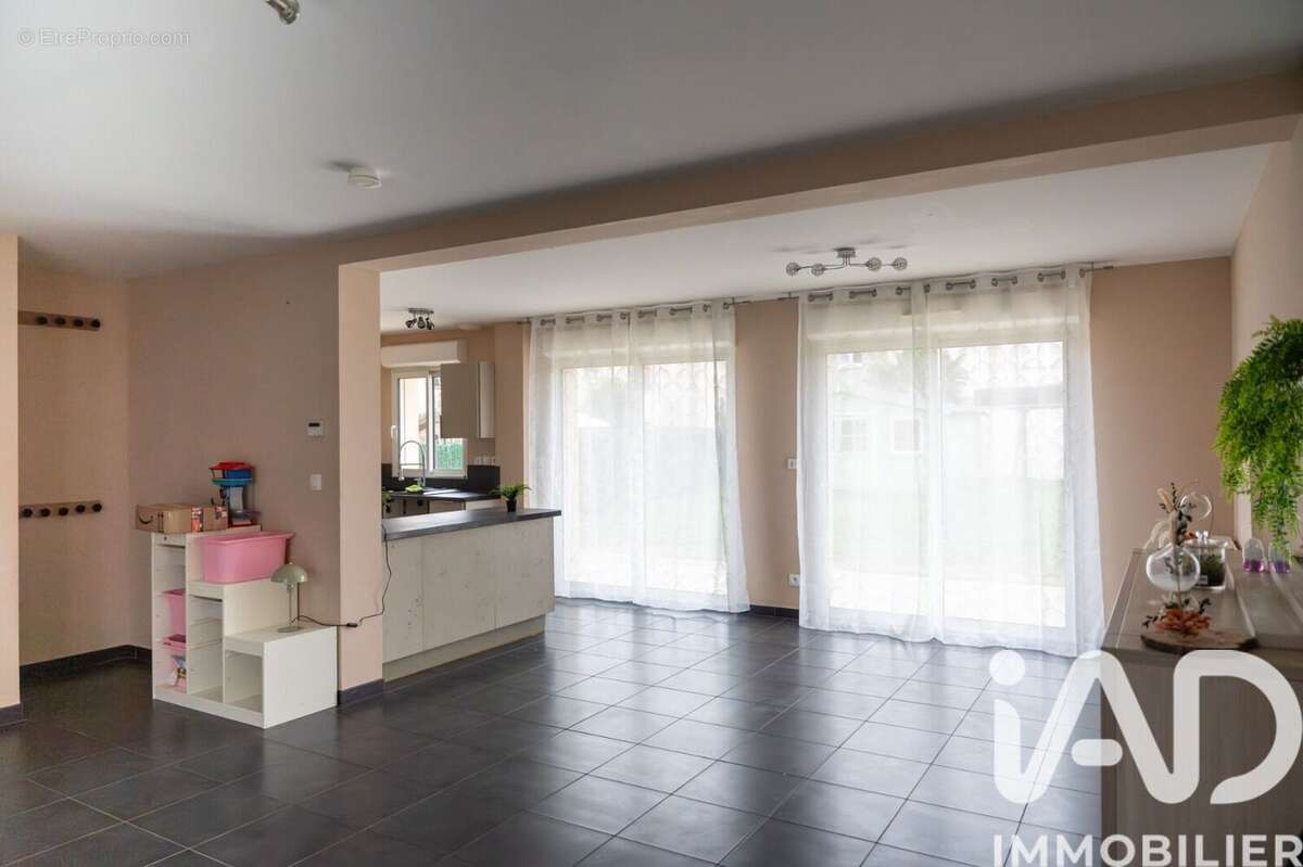 Maison 114 m² à Quincy-Voisins  - photo 3