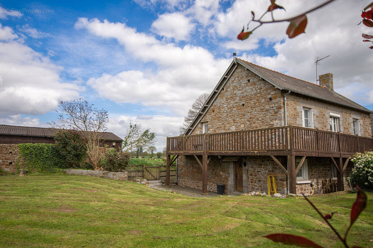 Maison à SAINT-GEORGES-DE-REINTEMBAULT
