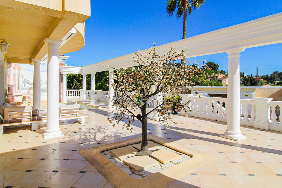 Villa de prestige aux prestations exceptionnelles   250 m2 habitables sur 2 750 m2 de terrain - photo 17