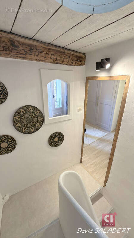 La Roquebrussanne  Maison de village rénovée avec charme, 2 chambres, salon cocooning - photo 5