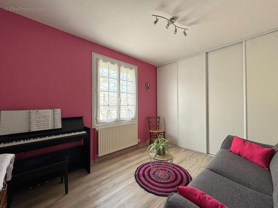   - Maison à SAINT-LEGER-DE-MONTBRUN