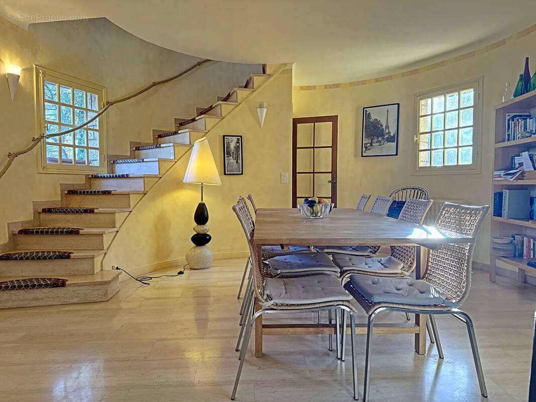 Maison Lorgues de 206 m² 4 chambres, un studio sur 6100 m² de terrain - photo 10