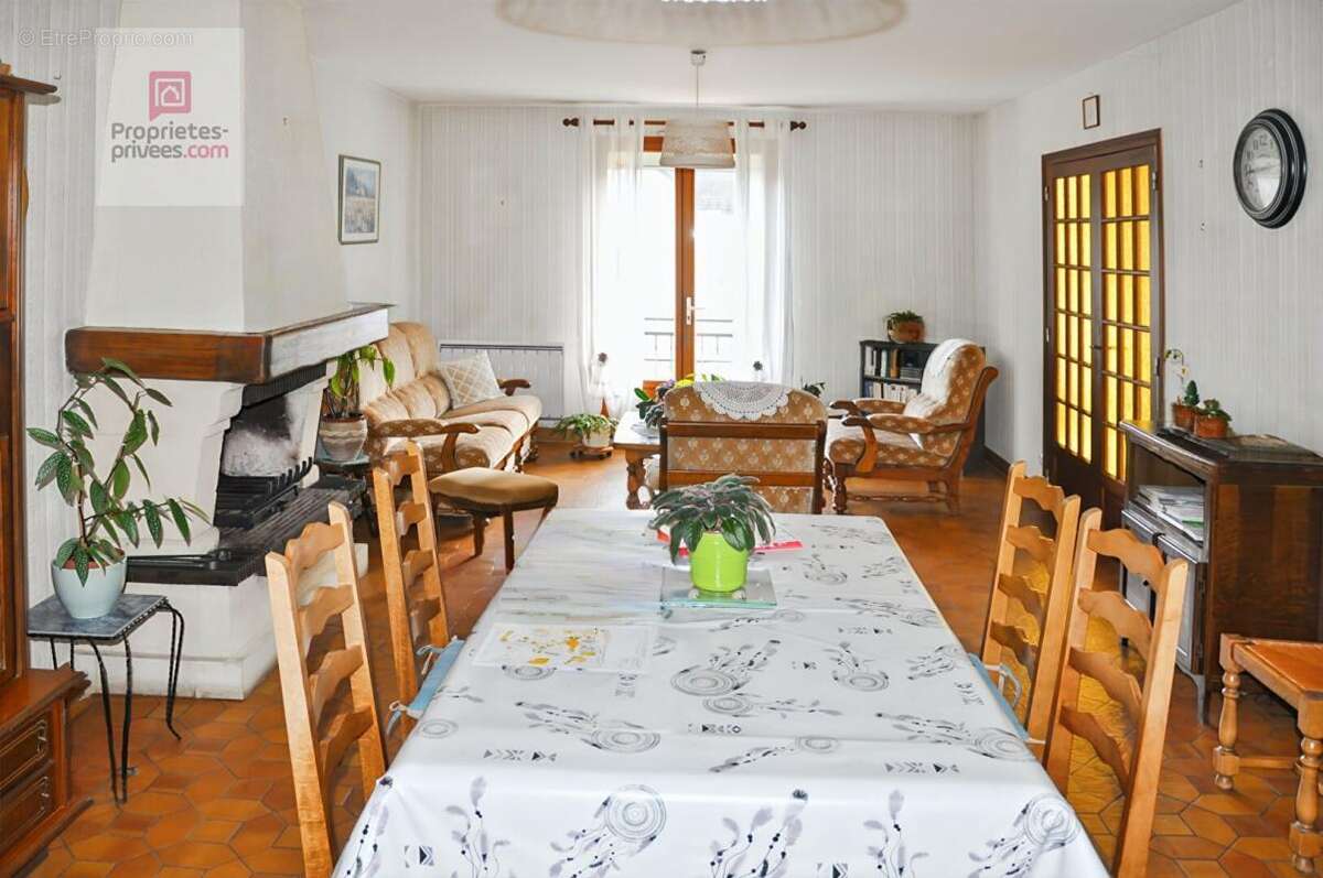 Maison à COSSE-LE-VIVIEN