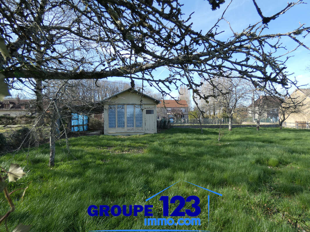 Terrain plat à bâtir de 1331 m2 - photo 2