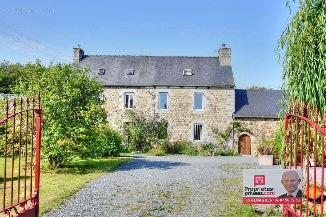 Maison à LA ROCHE-DERRIEN