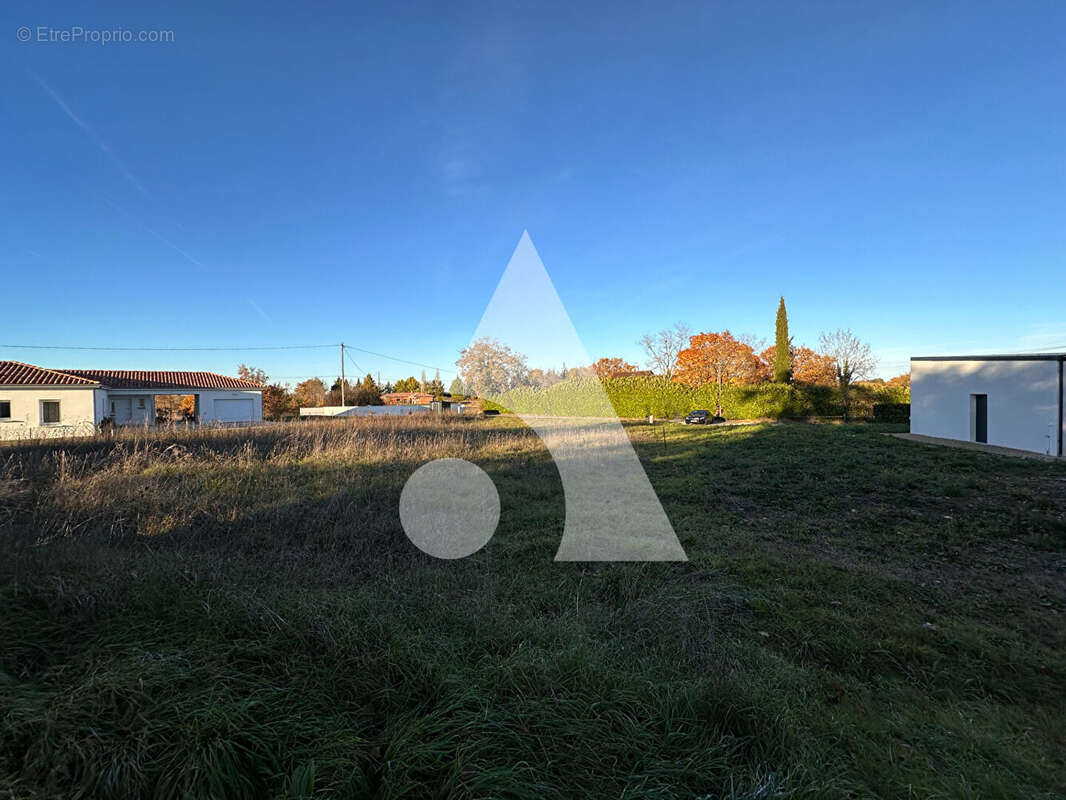 Terrain à CASTELNAU-MONTRATIER