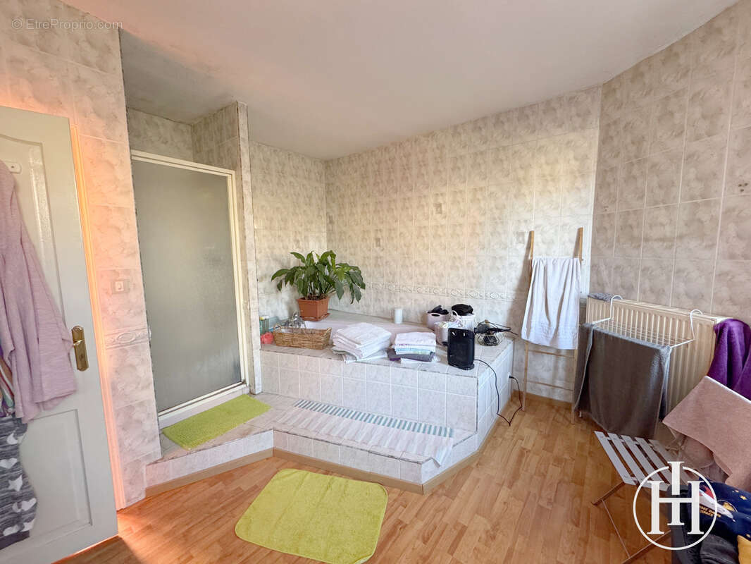 Maison à AINAY-LE-CHATEAU