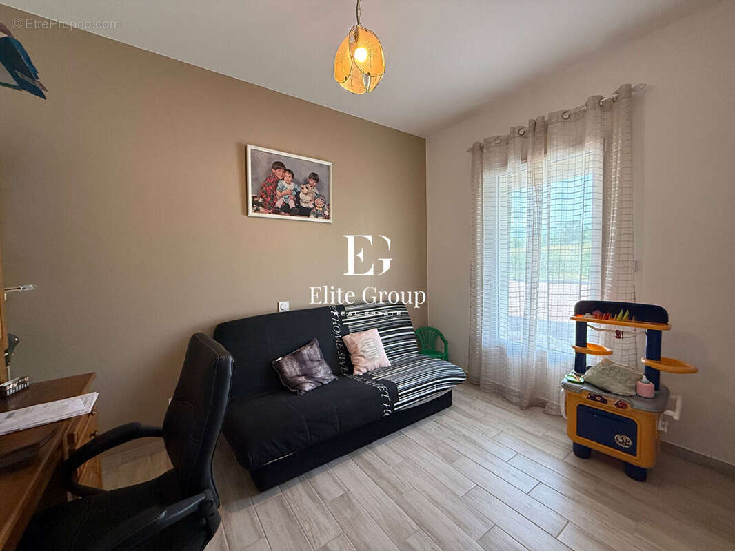 A VENDRE très joli pavillon avec piscine à Jarnac 126 m2 - photo 10