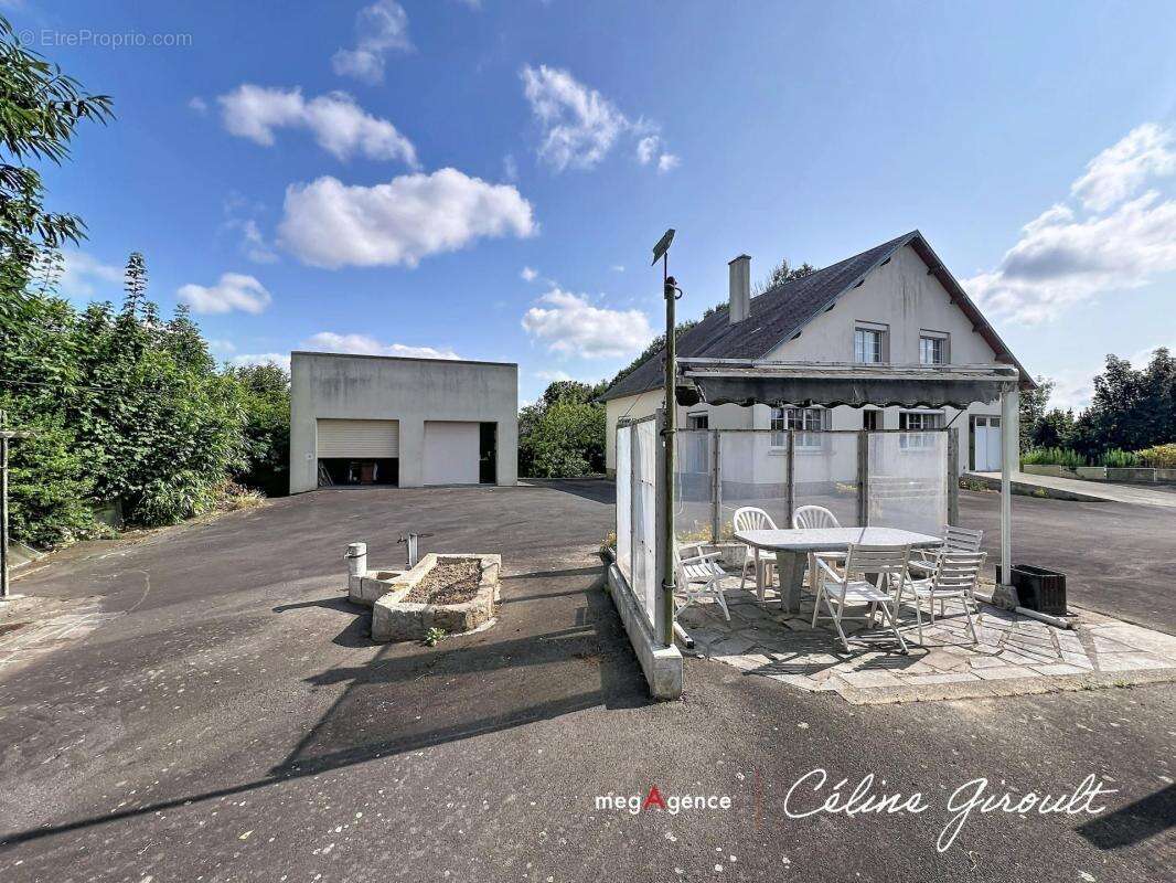 Contruction de qualité avec 7 chambres et beaucoup de stationnement ! - photo 3