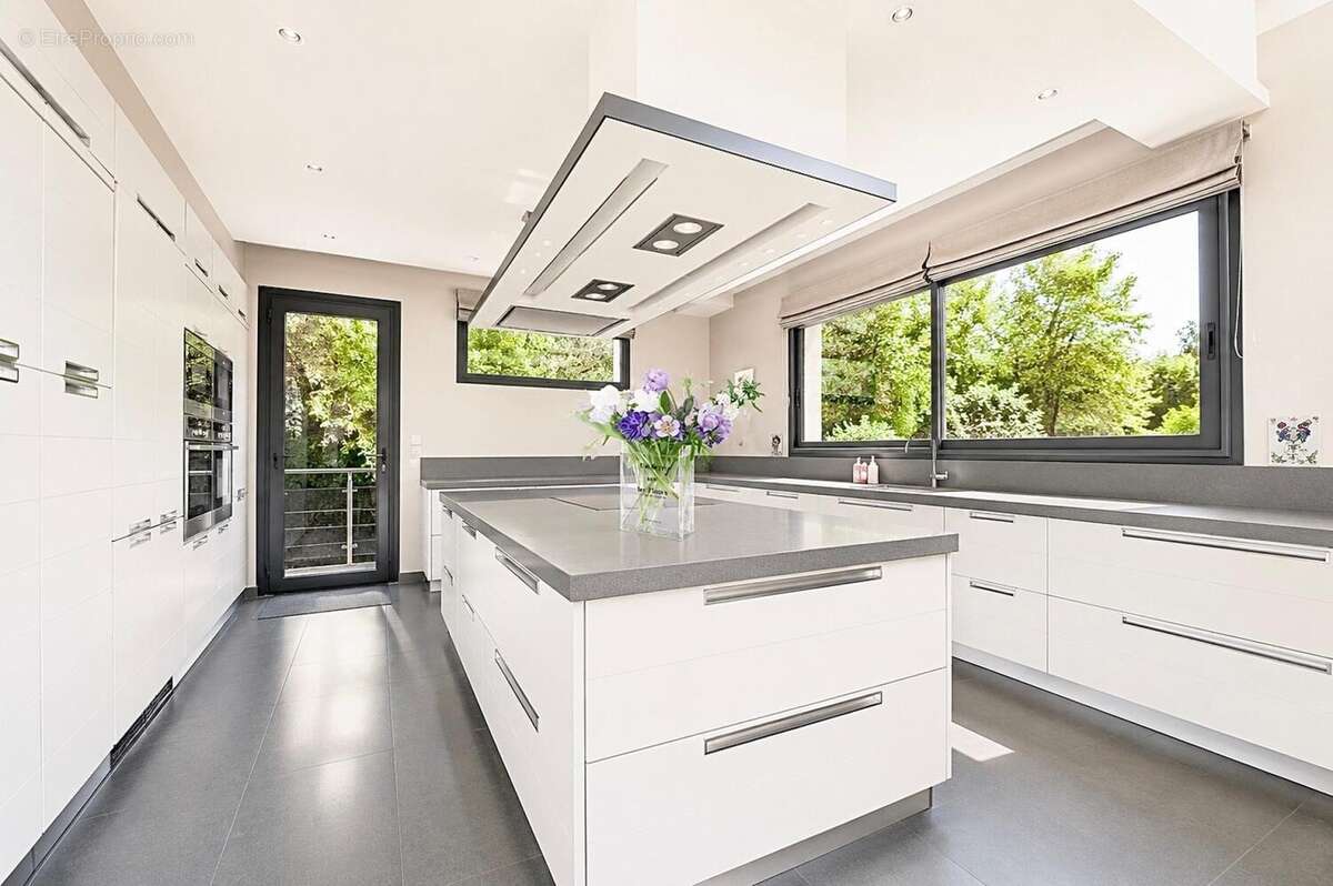 Maison 566 m² à Lamorlaye  - photo 4
