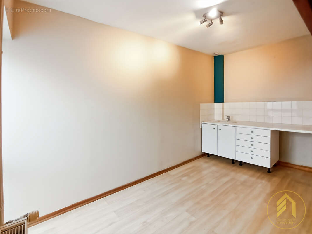 Commerce à SAINT-PIERRE-LES-NEMOURS