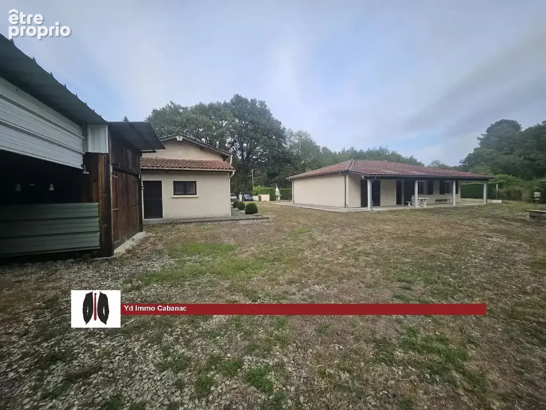 Belle propriété de plain-pied avec dependancessur près de 8 000 m² de terrain - photo 10