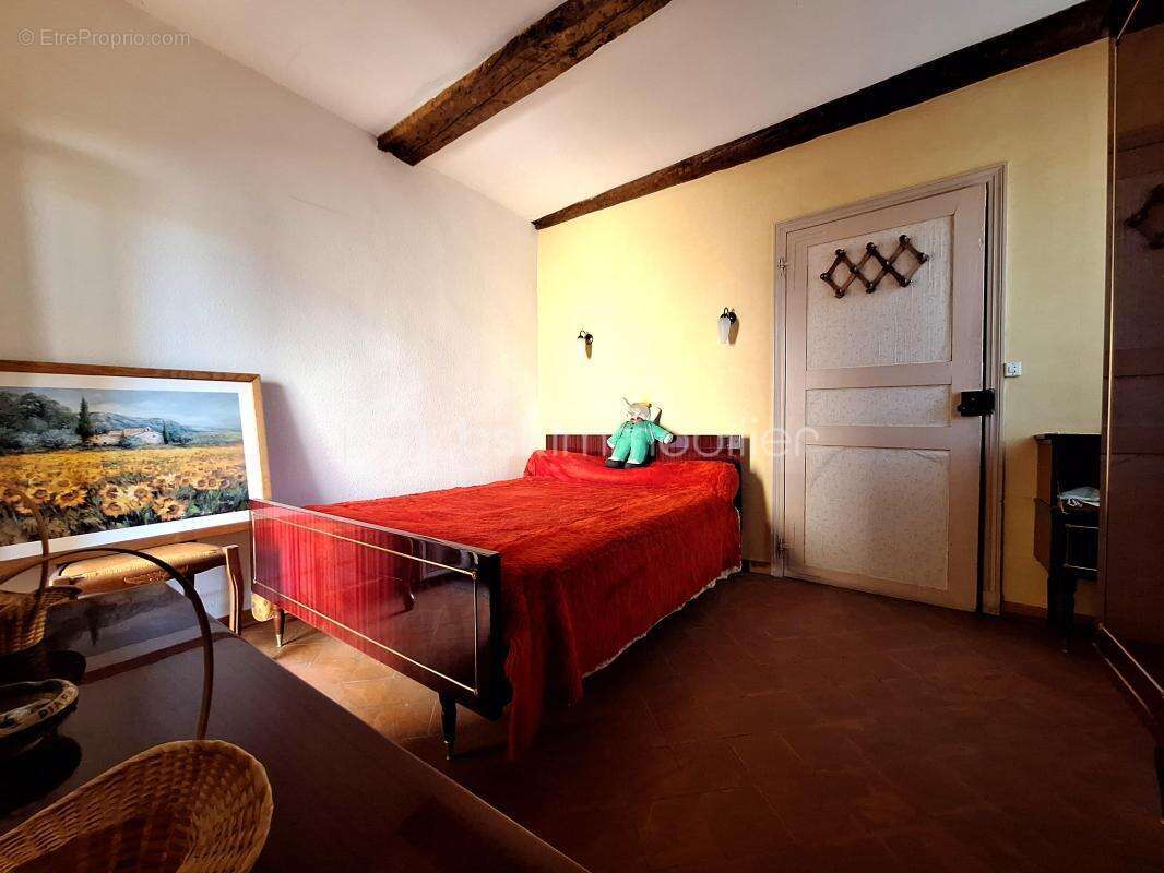 Maison de village - fort potentiel - 88 m2 - 3 chambres - cellier - grenier amenageable - terrasse - photo 10